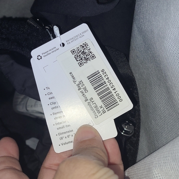 LULULEMON Crossbody Fleece Bucket Bag 2.5L in Black - Picture 8 of 9